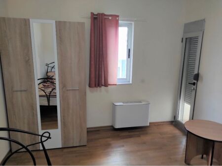 3+1, con parcheggio, in via Peti Liq i Thate, 700 euro