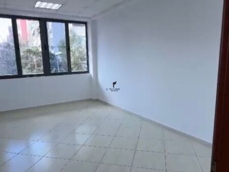 UFFICIO IN AFFITTO 132 M2 LAPRAKE 150.000 LEKE FH-71473