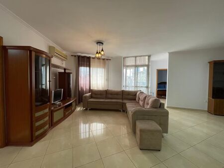 Apartament 2+1+Verande per qira tek Rruga e Barrikadave.