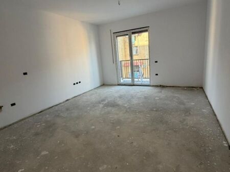 SHITET!! APARTAMENT 2+1 me 2 ballkone – ALI DEMI, TREGU ELEKTRIK !
