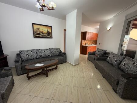 Jepet me qera apartament 2+1 tek Shkolla Niket Dardani, Xhamllik  Apartamenti organizohet në:  * 2 dhoma gjumi * 1 sallon + kuzhinë * 1 tualet   Vendndodhje shumë e mirë, pranë Shkollës Niket Dardani, Xhamllik  Kati i 5-të në pallat me ashensor  I mobiluar plotësisht   Çmimi: 50,000 lekë (i diskutueshëm)   