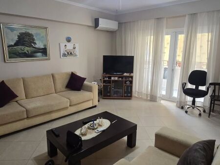 Shitet  Bllok (Pranë Sheshit Willson)  Apartament 2+Kuzhinë+1+2 (Mundësi ndarje 3+1)  