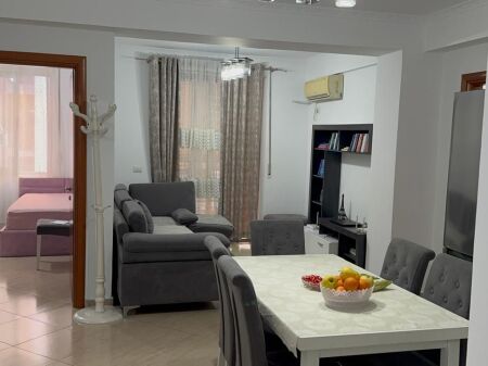 Shitet Ap 3+2+2 tualete Astir, prane HARLI kafe- Cmimi 185.000 Euro
