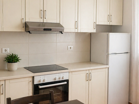 tek Klani buze rruge  Jepet me qera apartament 1+1 ne shpi private kati pare!