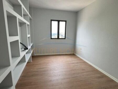 Shitet,Apartament 2+1+2, Rruga "Shefqet Kuka", Fresk