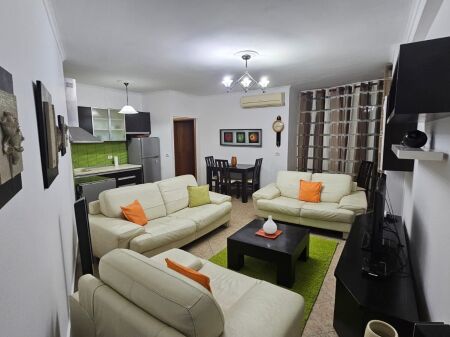 Apartament 2+1+2 ballkone, rruga e Barrikadave