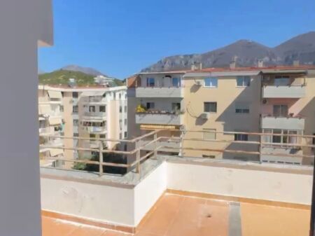 Shitet,Apartament 1+1+Verande, Rruga e Thesarit, Fresk