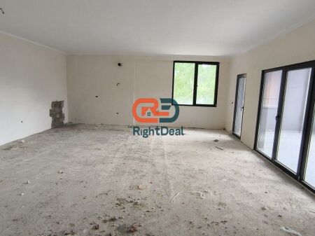 Tek Rruga E Elbasanit, Shitet Super Apartament 3+1+2 Me Hapesira Te Bollshme !!!