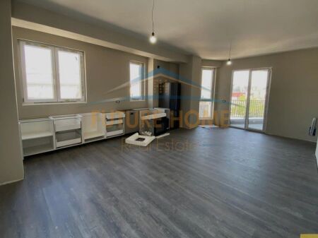 Shitet, Apartament 3+1+2, Komuna e Parisit, Tiranë.