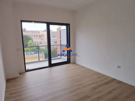 AFFITTASI APPARTAMENTO (107M2) PER UFFICI 3+1+BALCONE "VIA BARRICATE" 120000 LEKE