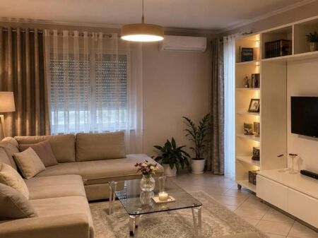 Astir, jepet me qera apartament 1+1 i arreduar modern!