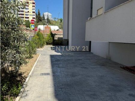 Hotel con 17 Appartamenti in Vendita – Investimento Ideale a Shkëmbi i Kavajës