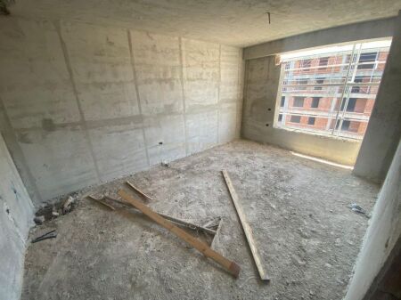 Shitet apartament 1+1 në një pallat të ri 10-katësh, në fazë përfundimi – përballë Report TV!