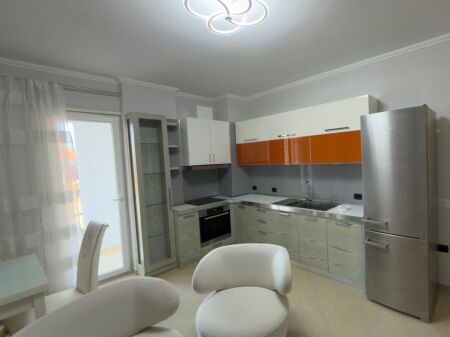 Appartamento 1+1 con balcone in affitto nella zona di 21 Dhjetori.