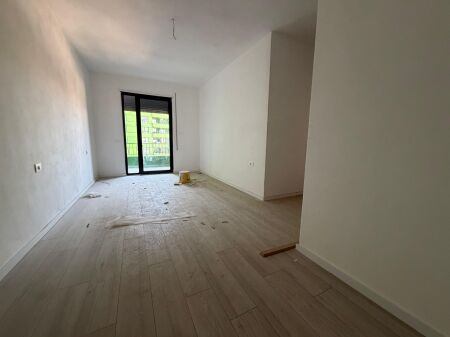  Shitet Apartament 3+1 , 5Maj