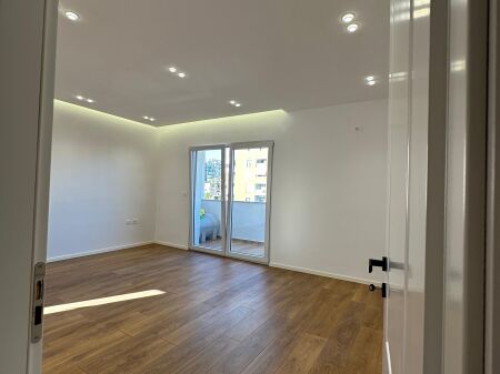 Shitet apartament 2+1 mbrapa Fakulteti te Shkencave te Natyres