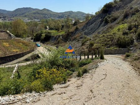 SHITET TRUALL 1.200M2 "NË PEZË, HELMËS" 110,000 EURO