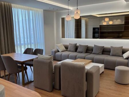 Jepet me qira apartament 1+1 – 650€ / muaj Vendndodhja: Bulevardi i Ri, Tiranë Kati: 6 Pallat i ri – i pabanuar më parë  Ofrohet me qira një apartament modern 1+1 në një nga zonat më të kërkuara të Tiranës – Bulevardi i Ri. Ndodhet në katin e 6-të të një pallati të ri, i cili nuk është banuar më parë. Apartamenti ofron ndriçim natyral të bollshëm dhe një ambient komod, ideal për një çift ose një person të vetëm.  Çmimi: 650 euro / muaj I padiskutueshem   Për më shumë informacion ose për një vizitë në pronë, ju lutemi kontaktoni.