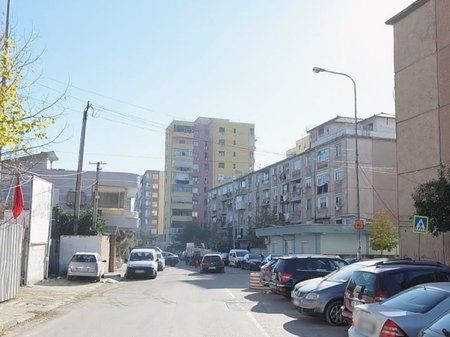 Shitet, Apartament 1+1, Porcelan, Tiranë.