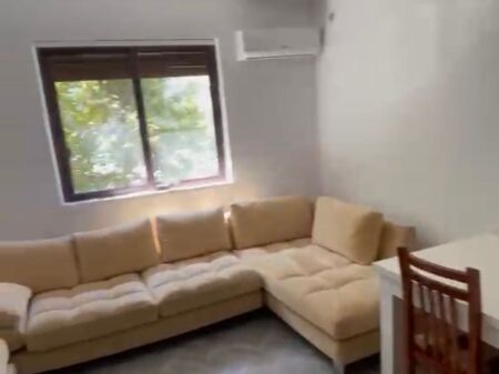 Shitet apartament 1+1 tek Irfan Tomini prane Shkolles 26 Nentori!