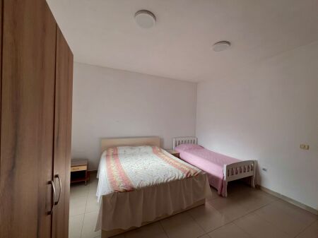 Jepet me qera apartamenti 1+1 në Laprakë.