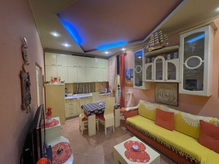  Apartament 1+1 me Qira – Ish Blloku (pranë Kafe Roma)