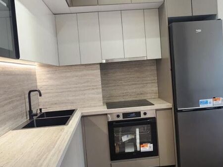 Apartamenti ka siperfaqe totale = 53 m2, ndersa siperfaqe neto = 46 m2.