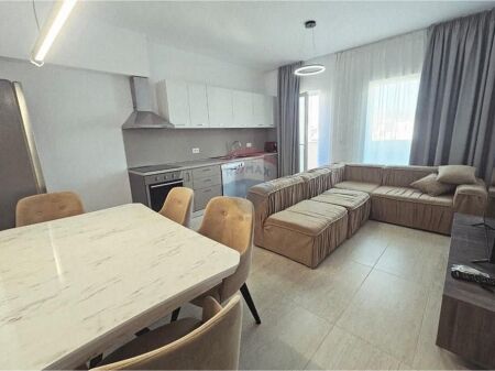 Jepet me qira apartament 2+1+verandë në kompleksin Aura