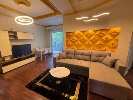 Prane Radissonit, tek Liqeni i Thate , jepet me qera apartament 2+1,