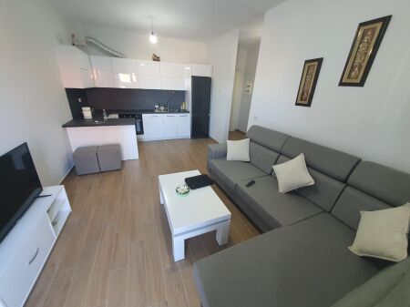 Pranë MERCURY Hotel jepet me QERA Apartament 2+1