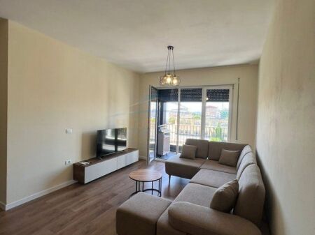 Jepet me Qera Apartament 2+1+2+Post në Rrugen 5 Maj.