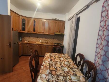 JEPET ME QERA – APARTAMENT 2+1  Rr. Irfan Tomini, pranë Karburant Kastrati