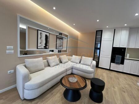 Shitet, Apartament 2+1+2, Rruga e Durrësit, Tiranë.
