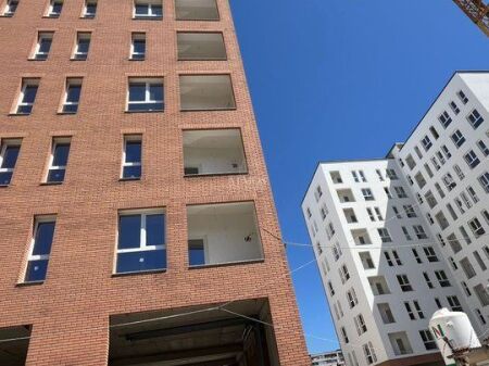  Shitet Apartament 1+1 – përballë Vila L, Astir