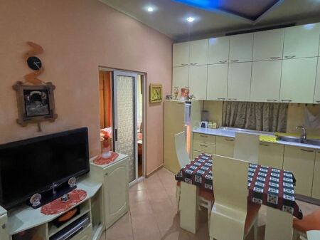  Apartament 1+1 me Qira – Ish Blloku (pranë Kafe Roma)