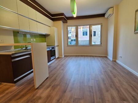 Shitet apartament 1+1 tek Mine Peza