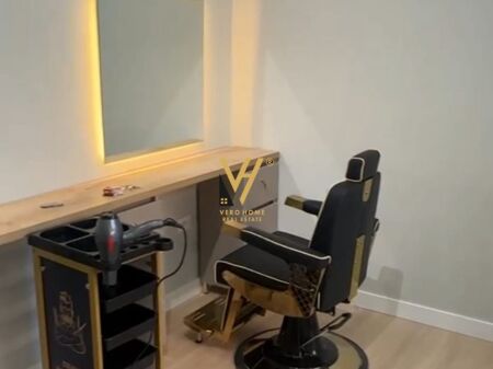 SHITET DYQAN 24 M2 TE RRUGA E BARRIKADAVE 145.000 EURO