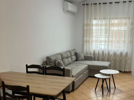 Prane Univeritetit `Marin Barleti`, jepet me qera apartament 3+1.