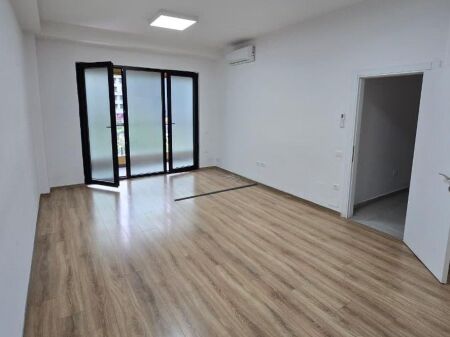  Jepet Zyrë me Qira – Square 21, Tiranë 