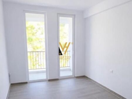 JEPET ZYRE 98 M2 ME QERA TEK 5 MAJI 40.000 LEKE
