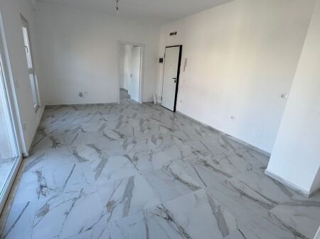 Locale Commerciale 1+1 in affitto, via Dritan Hoxha Complesso Aura 500 mila leke