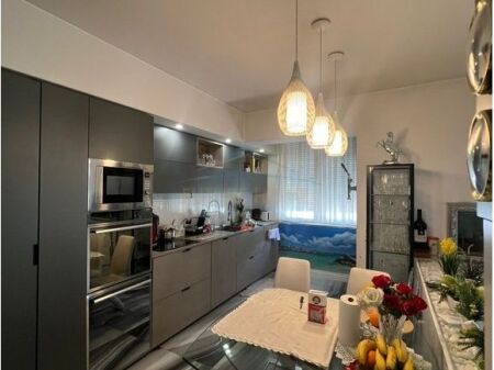 Shitet Apartament 3+1+2+Depo, Komuna e Parisit.