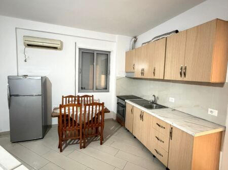 Jepet me qera Apartamenti 2+1 , tek Kopshti Botanik prane Xhamise 400 mije leke