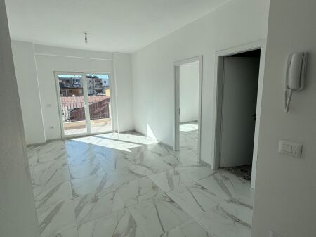 Locale commerciale 1+1 in affitto, via Dritan Hoxha Complesso Aura 500 mila leke