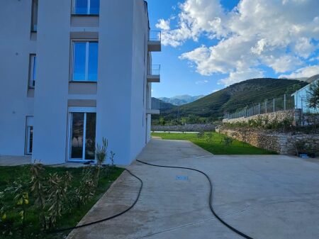  Shitet: 1+1 Himarë ( te kalçeto)  - (120.000 Eu) Sip : 52 m² & 1 post parkimi përfshirë || 120.000 euro || Pallat i sapo përfunduar