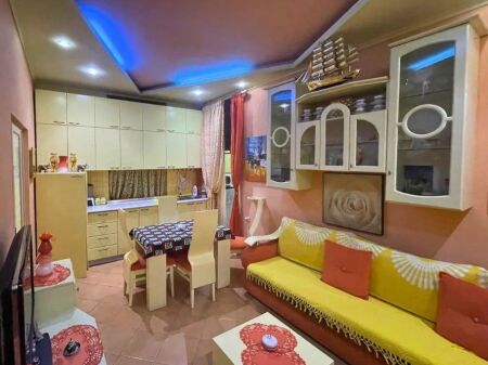  Apartament 1+1 me Qira – Ish Blloku (pranë Kafe Roma)