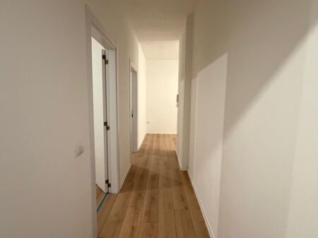 Jepet  2 ambient pune dhe 2 tualete me qira ,Rruga Barrikada