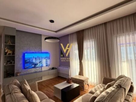 JEPET PENTHOUSE 2+1+2+BLK ME QERA NE QESARAKE, DAJT 1.000 EURO