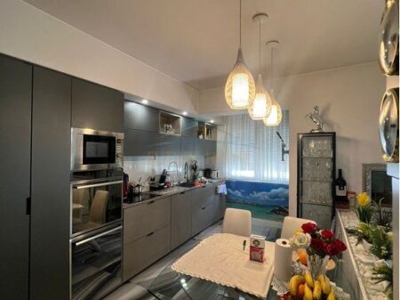 Shitet Apartament 3+1+2+Depo, Komuna e Parisit.