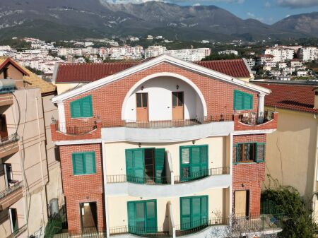 Villa in vendita (metà della villa)